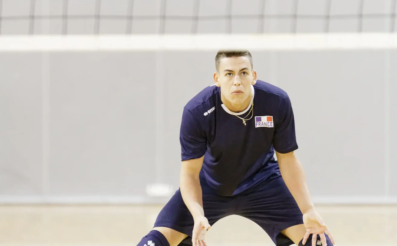 Libero Jenia Grebennikov cứu bóng xuất sắc cho đội tuyển Pháp