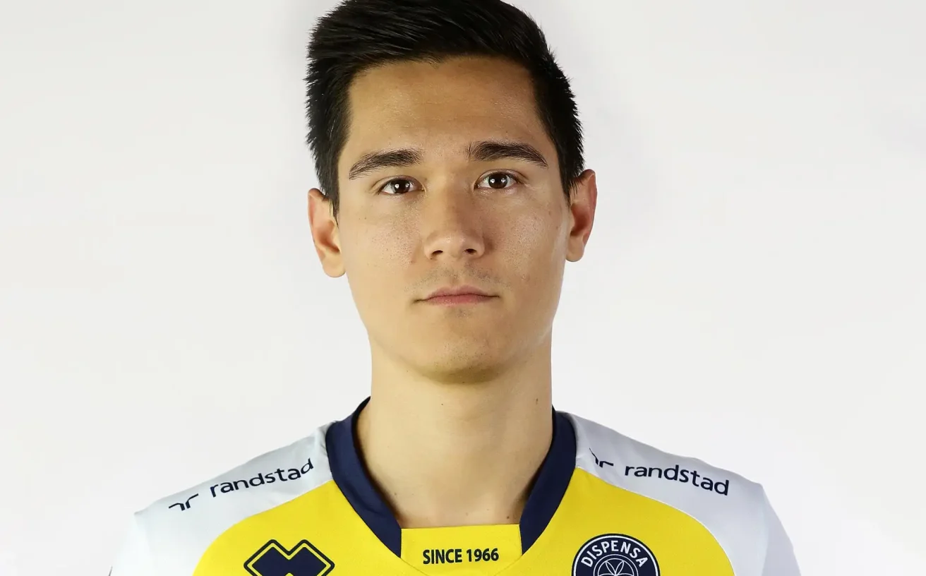 Chuyền hai Micah Christenson thi đấu trong màu áo đội tuyển bóng chuyền nam Hoa Kỳ
