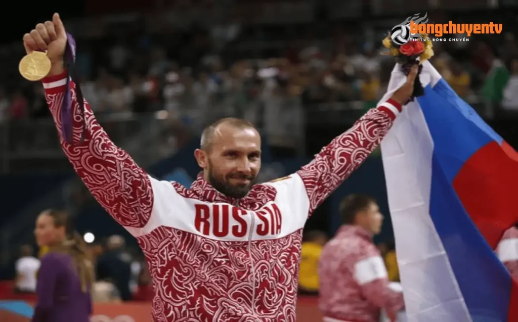 Sergey Tetyukhin vinh dự cầm cờ dẫn đầu đoàn thể thao Nga tại Lễ khai mạc Olympic Rio 2016