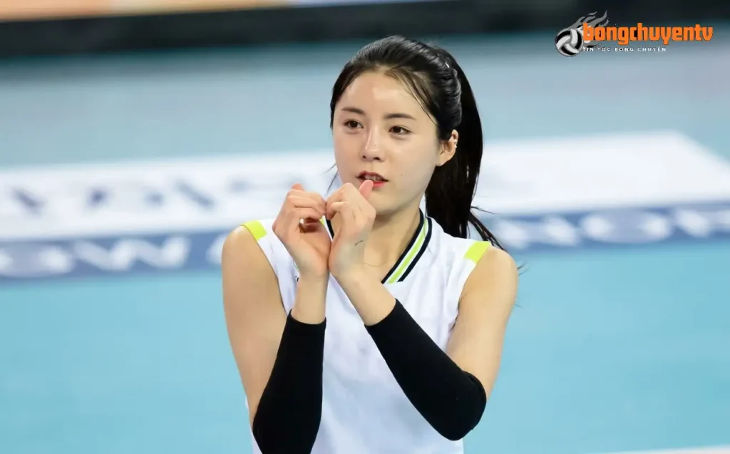 Mỹ nhân bóng chuyền Lee Da yeong rạng rỡ trên sân tập tại câu lạc bộ châu Âu