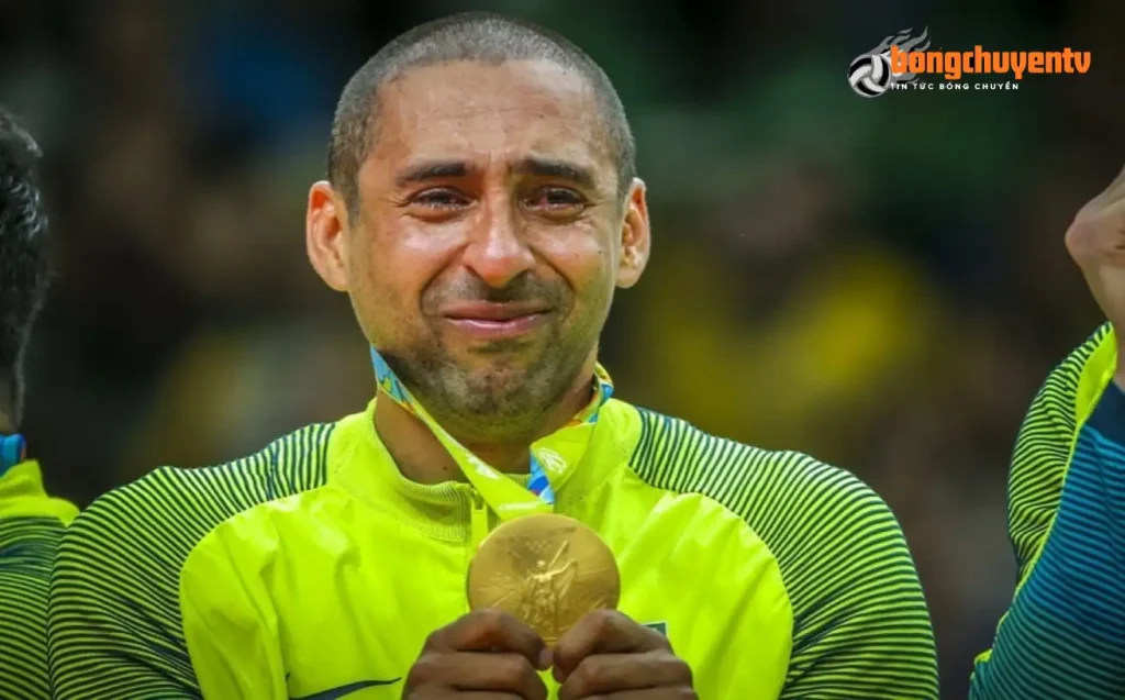 Sergio Santos nâng cao tấm huy chương vàng lịch sử tại Olympic Rio 2016 cùng tuyển Brazil