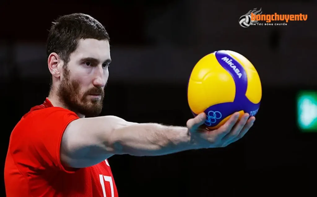 Maxim Mikhaylov trong màu áo câu lạc bộ thuở mới bắt đầu sự nghiệp chuyên nghiệp