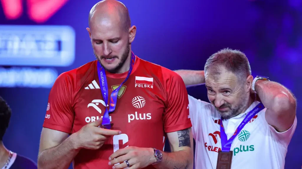 Bartosz Kurek ăn mừng cùng đội tuyển bóng chuyền nam Ba Lan sau khi giành chiến thắng.