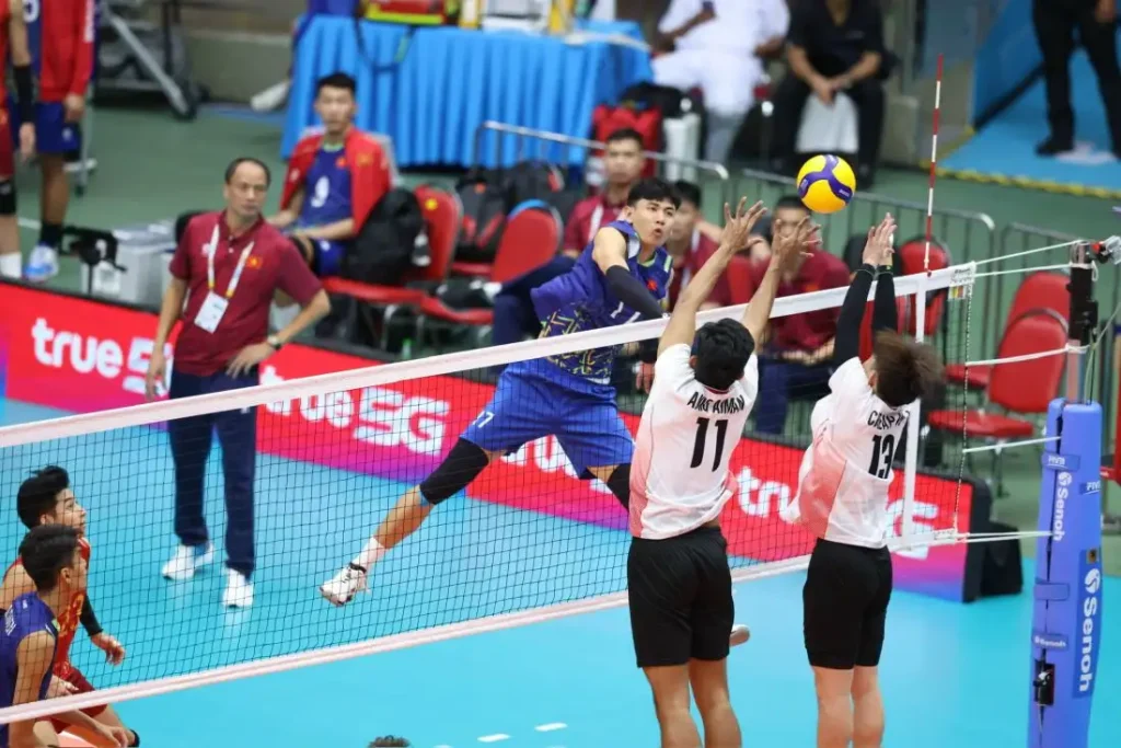 Chủ công Nguyễn Ngọc Thuân thực hiện pha bật đà đập bóng uy lực 
