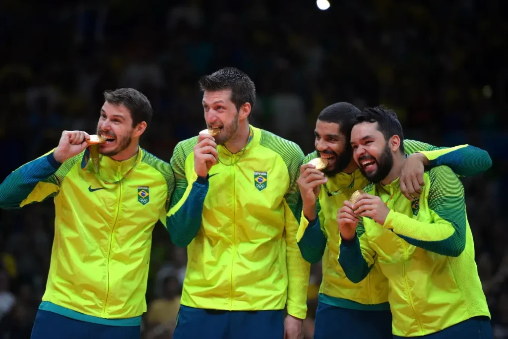 Bruno Rezende ăn mừng huy chương vàng Olympic Rio 2016 cùng đồng đội