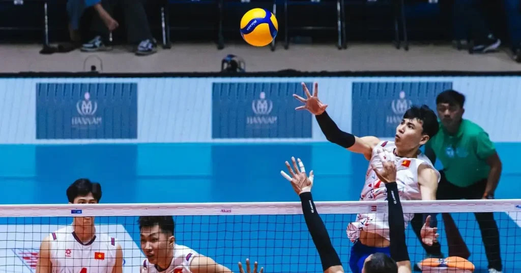 Trọng tài và các cầu thủ đang chơi trong thời điểm Set point bóng chuyền giằng co!