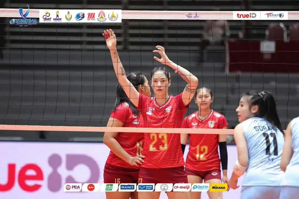 Phụ công Đinh Thị Trà Giang thực hiện pha bám chắn trên lưới ghi điểm